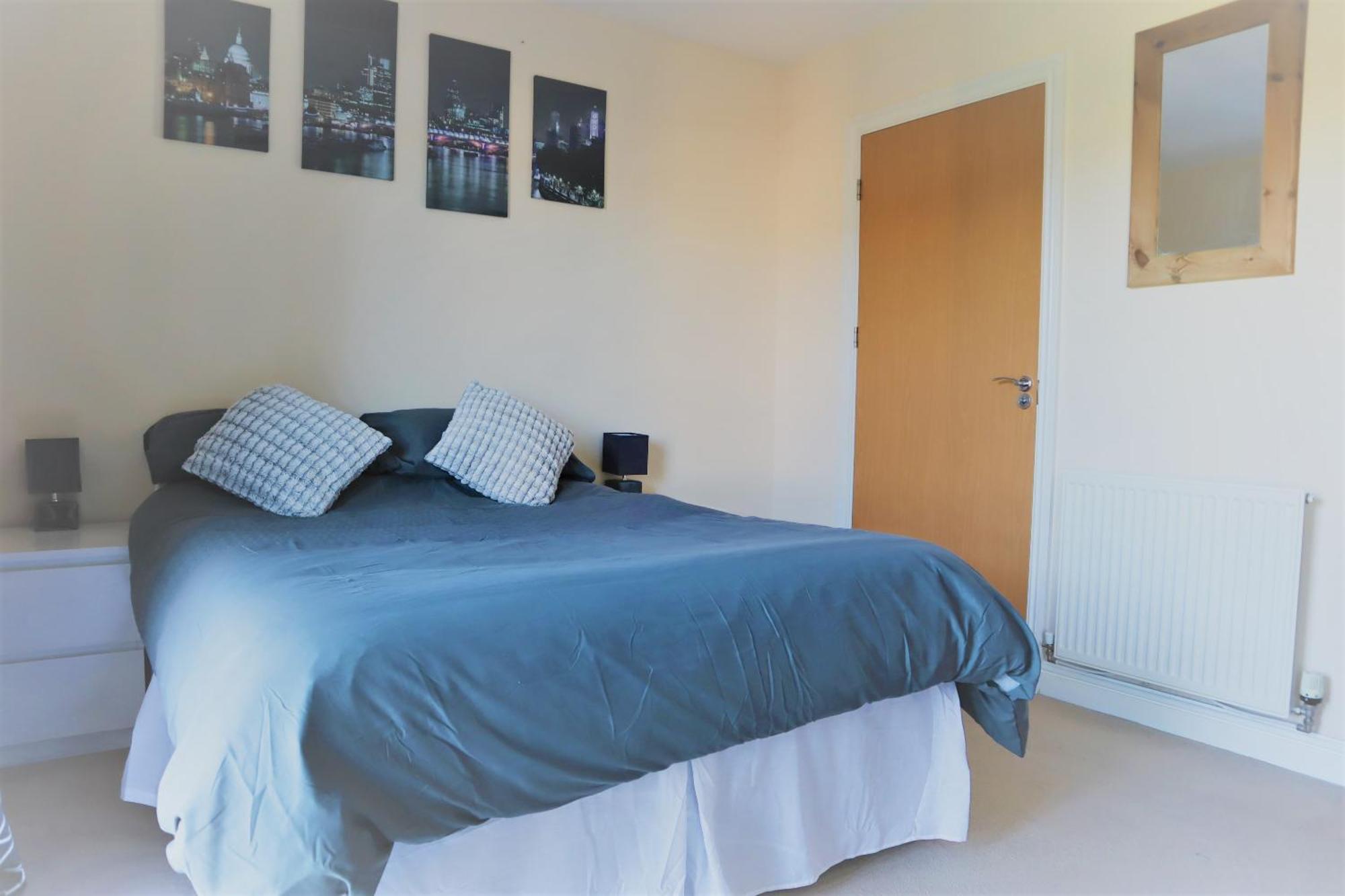 דירות 2Br Apt In Crawley W Parking - Near Gatwick מראה חיצוני תמונה